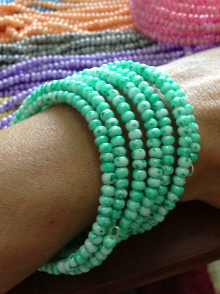 Beaded memory wire bracelet with marbled seed beads