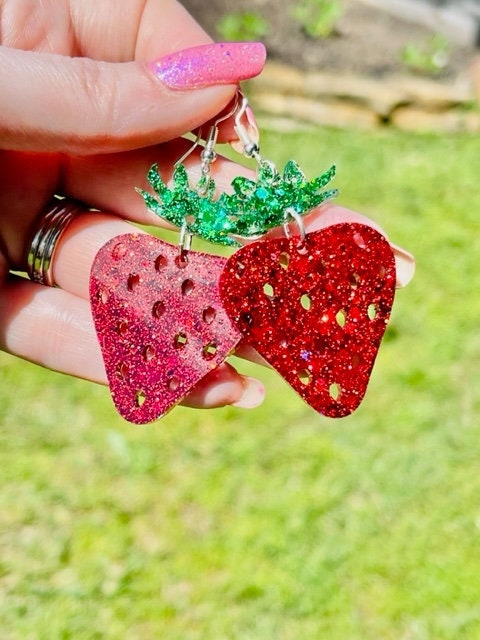 Sparkly Strawberry glitter resin earrings in red or pink - handcrafted - handmade jewelry