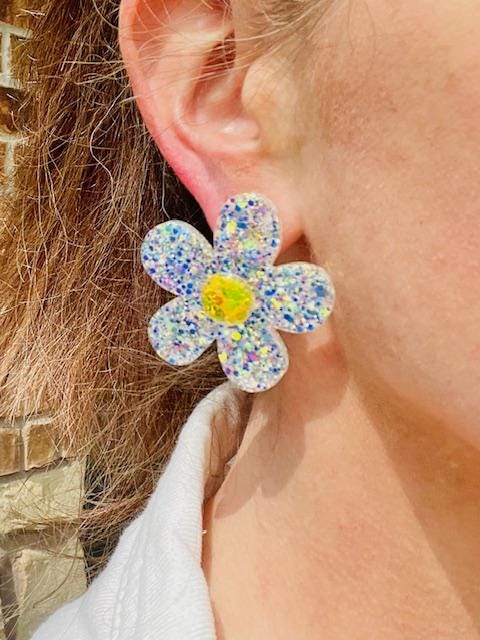 Sparkly Daisy glitter resin earrings - handcrafted - handmade jewelry