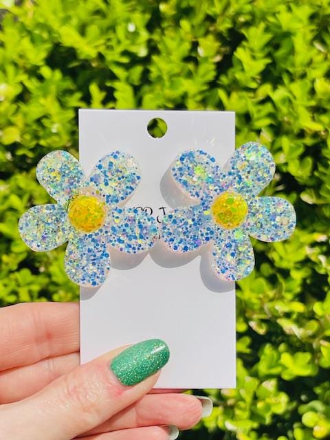 Sparkly Daisy glitter resin earrings - handcrafted - handmade jewelry