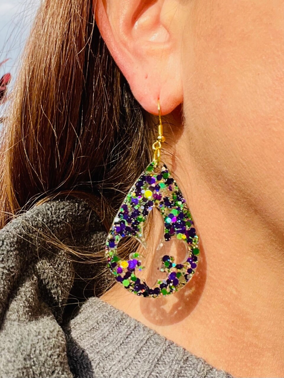 Teardrop with fleur de lis cutout - Mardi Gras resin earrings - Fat Tuesday - handcrafted