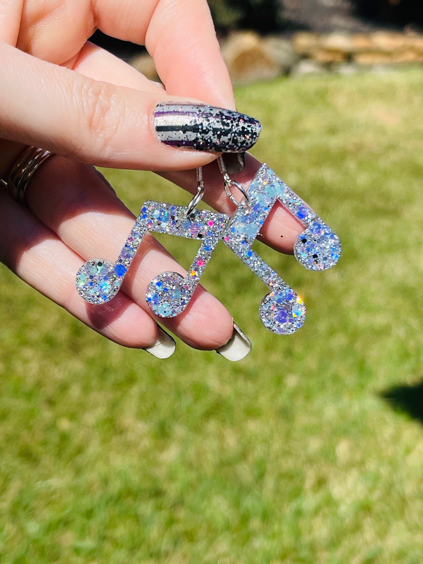 Music notes glitter resin earrings