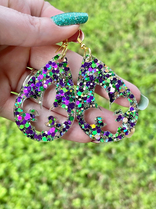 Teardrop with fleur de lis cutout - Mardi Gras resin earrings - Fat Tuesday - handcrafted